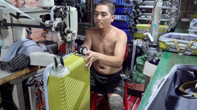 ベトナムの旅行かばん製造工場